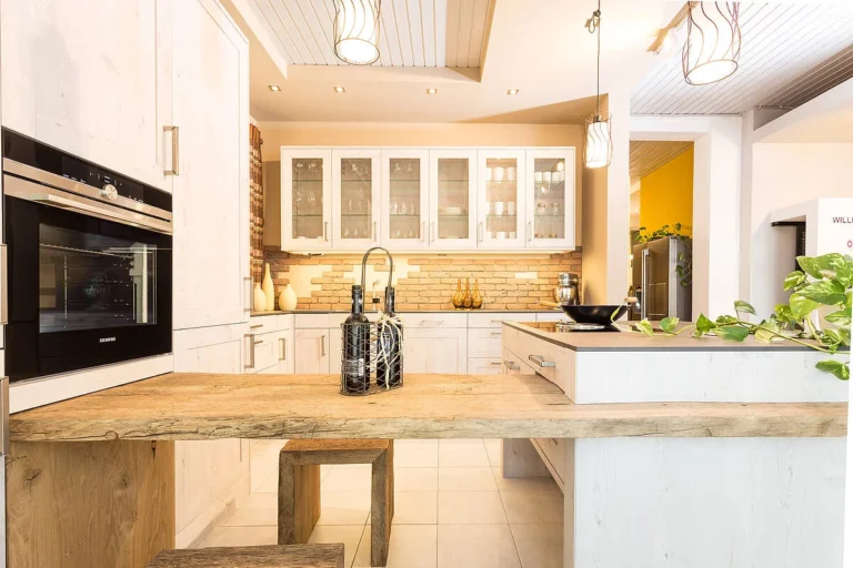 olina Landhausküche in weiß mit dunkler Keramikarbeitsplatte