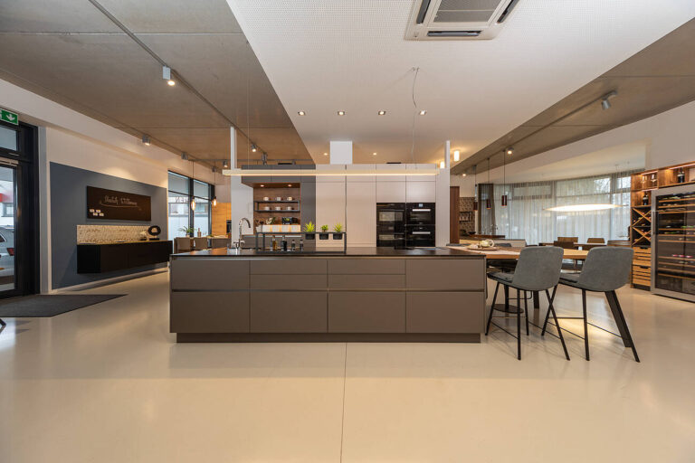 olina Küche mit Insel und schwarzem Naturstein, Frontmaterial anthrazit matt