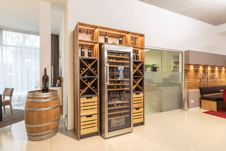 Barregal mit Weinkühlschrank