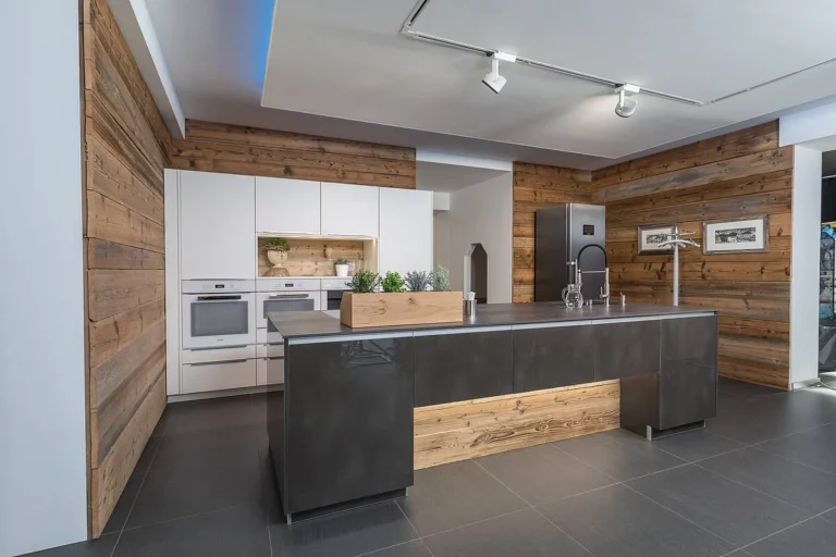 olina Küche in weiß mit E-Geräte in weiß und Insel in schwarz/grau mit Keramikarbeitsplatte