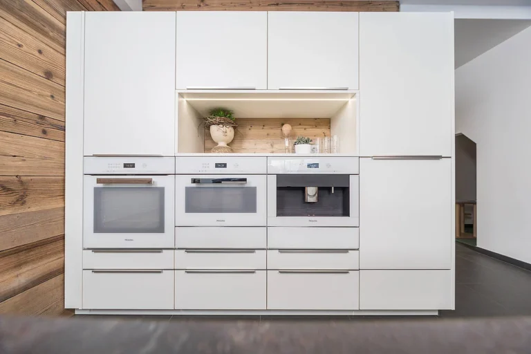 Küchenzeile in weiß mit weißen Miele E-Geräten