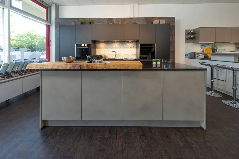 Küche in schwarz matt sowie Insel in Betonoptik mit Baraufsatz in Echtholz Eiche