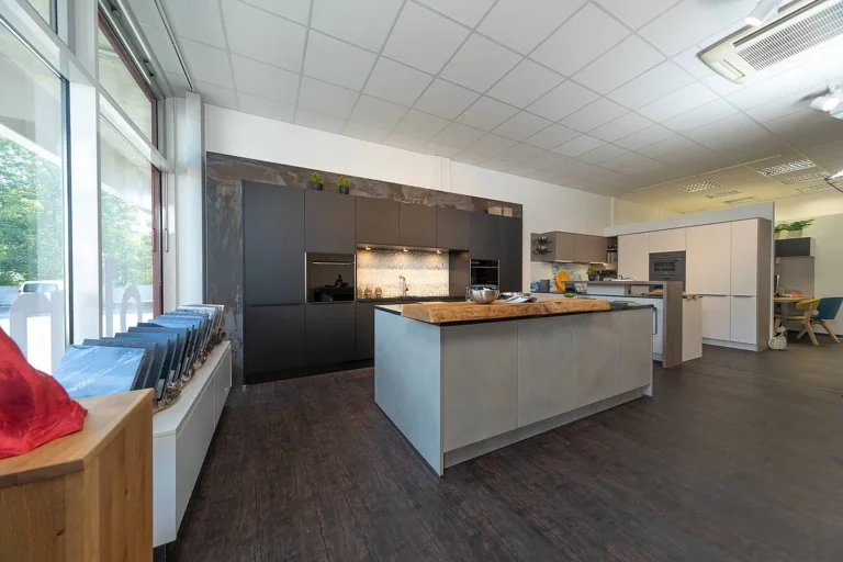 Küche in schwarz matt mit Kochinsel in Betonoptik + Baraufsatz in Echtholz