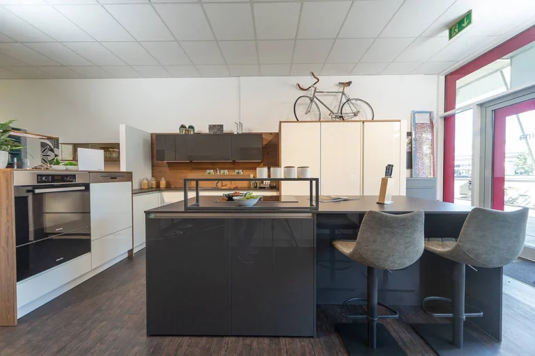 olina L-Küche in weiß in Kombination mit Insel in anthrazit grau