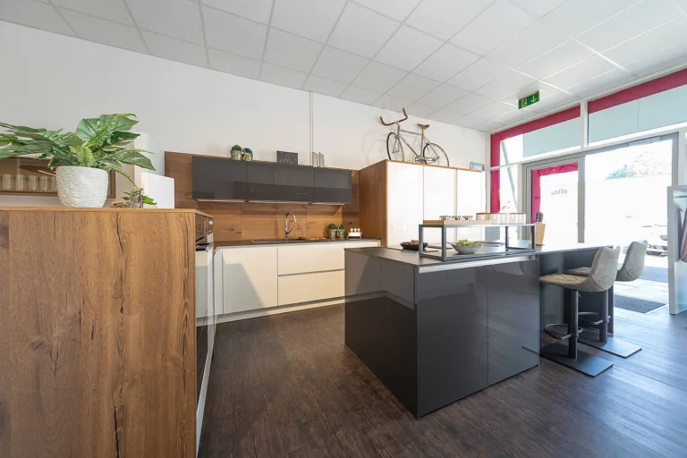 olina L-Küche in weiß mit Kochinsel in grau Hochglanz