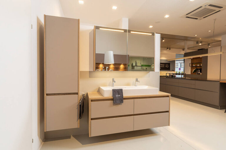 Badezimmerverbau in Kombination mit Spiegelschrank in grau und Naturholz