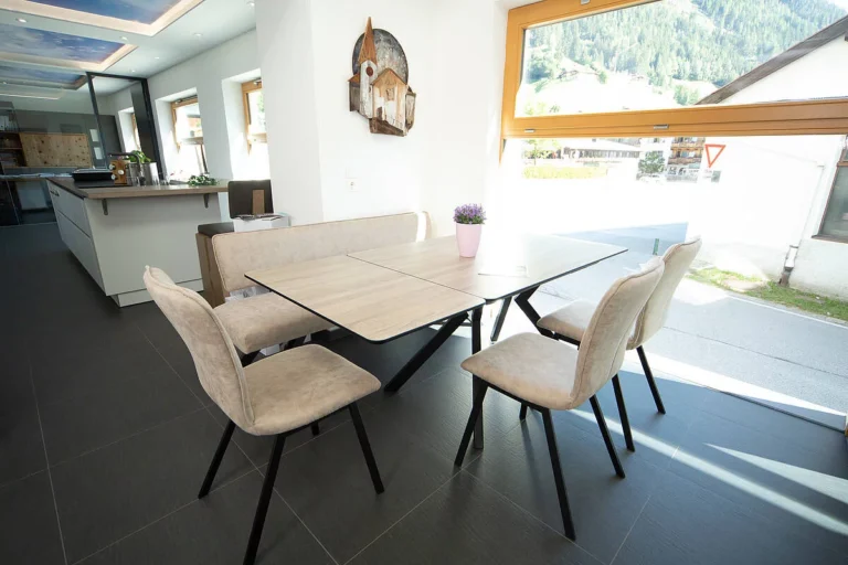 Esstischgarnitur, Tisch mit Ansteckplatte