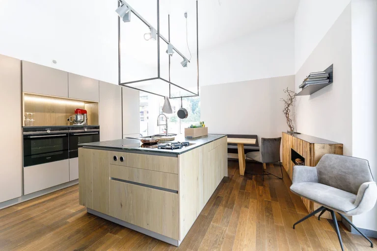 olina Küche in Eiche natur mit schwarz, grüner Natursteinarbeitsplatte