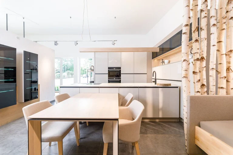 olina Küche in weiß Hochglanz, weißer Marmor Steinarbeitsplatte