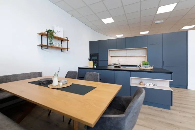 Küche in anthrazitgrau, Fronten in matt, Tisch in Eiche natur