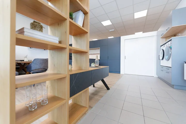 Raumteiler in Eiche, Hauswirtschafstraum in grau