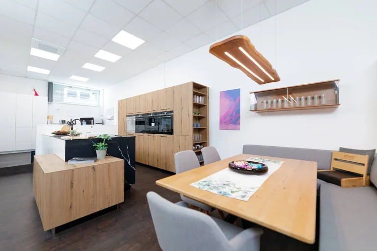 Küche in Eiche mit Kücheninsel in mit Arbeitsplatte in schwarz