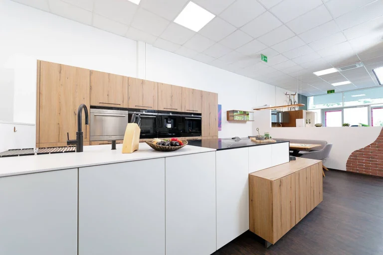 Küche in Eiche mit Kücheninsel in weiß mit Mineralgußarbeitsplatte in weiß