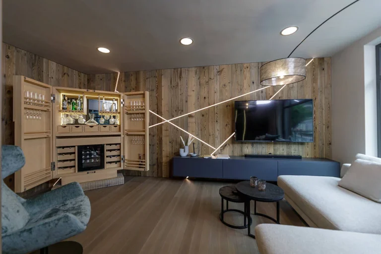 Wohnzimmer mit rustikaler Wandverträferung, Sideboard in grau + Getränkeschrank in Weißtanne natur