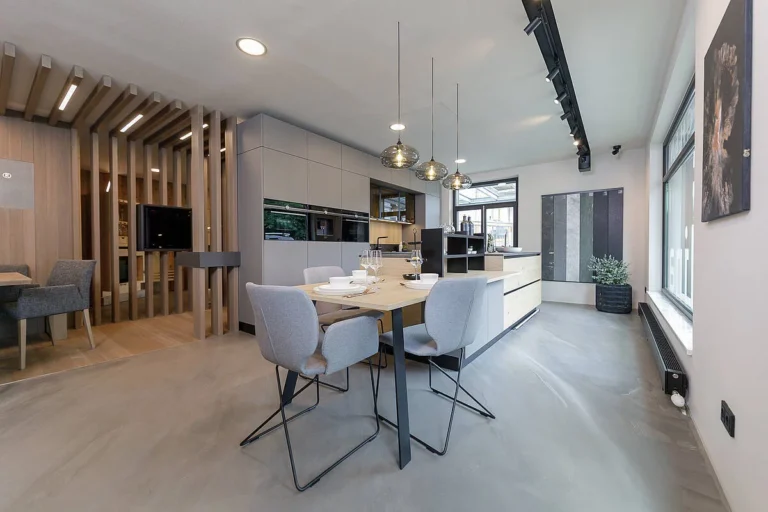 olina Küchen - Esskombination mit hellgrauen Fronten in matt und Naturholzfronten bei der Insel, schwarze Natursteinarbeitsplatte