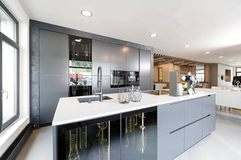 Küche in hellgrau, Frontmaterial matt, Antifingerprint, Griffmulden, Arbeitsplatte Naturstein hell