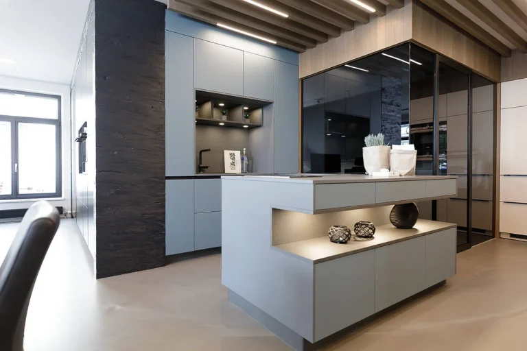 Küche in hellblau mit weißer Insel beleuchtet