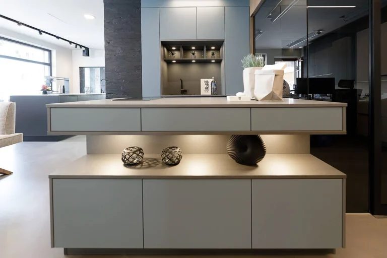 Kücheninsel mit Beleuchtung in Kombination mit Holz und weiß matter Türfronten