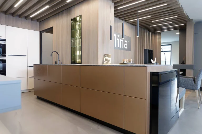 Kücheninsel mit seitlichem verbauten Weinkühlschrank, Keramik-Arbeitsplatte