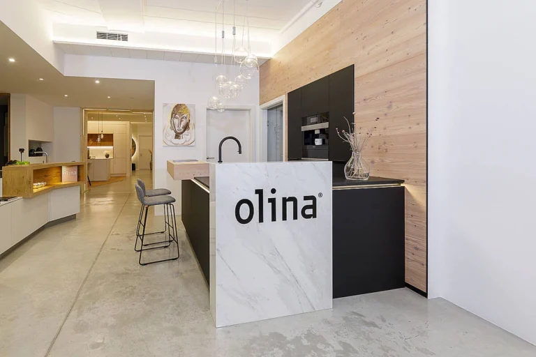 olina Küche mit schwarzen Fronten und Thekenaufsatz in eiche Natur, Wandverbau in Eiche natur