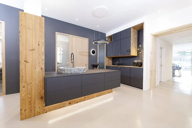 Badezimmerlösung in anthrazit matt, und Natursteinbecken