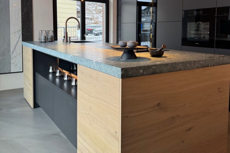 Kücheninsel mit Naturseinarbeitspaltte in grün und Fronten in Eiche natur, Hochschränke in schwarz matt