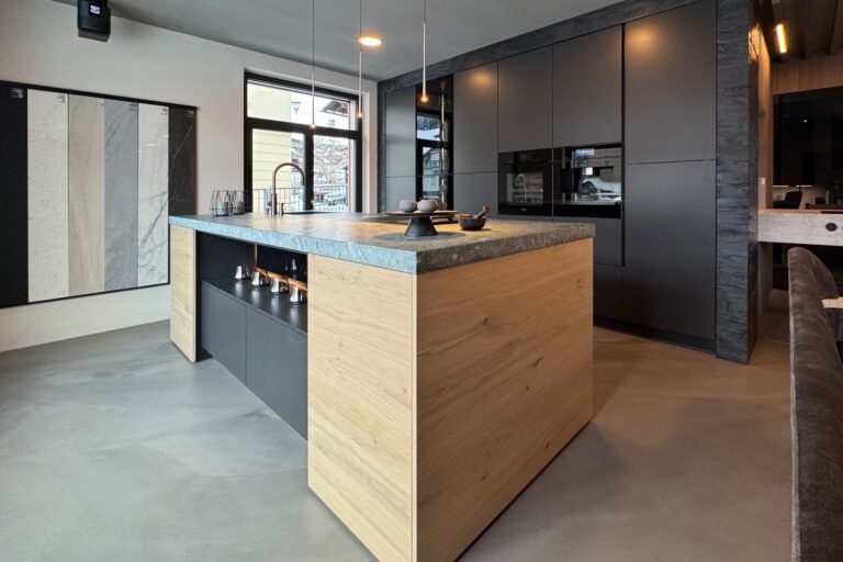 olina Küche - Frontausführung in anthrazit matt, Antifingerprint, Insel in Eiche natur und Natursteinarbeitsplatte in grün